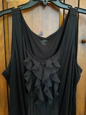 LOFT Size XL Black Crepe Ruffle Detailed Front Knit Sleeveless Tank Top EUC